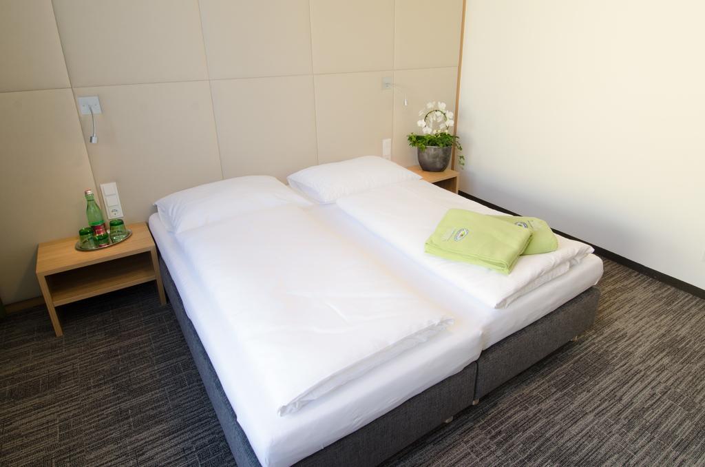 Hubertushof Fromwald Hotel Und Gasthof Bad Fischau 外观 照片